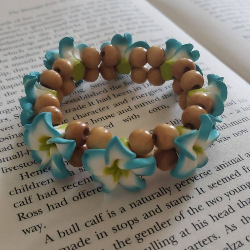 HawaiianโFlowerโandโWoodenโBeadโStretchโBraceletโ
